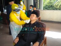 Caption: Bupati Jember, Hendy Siswanto, saat menjalani Tes Swab di Gedung DPRD Jember.