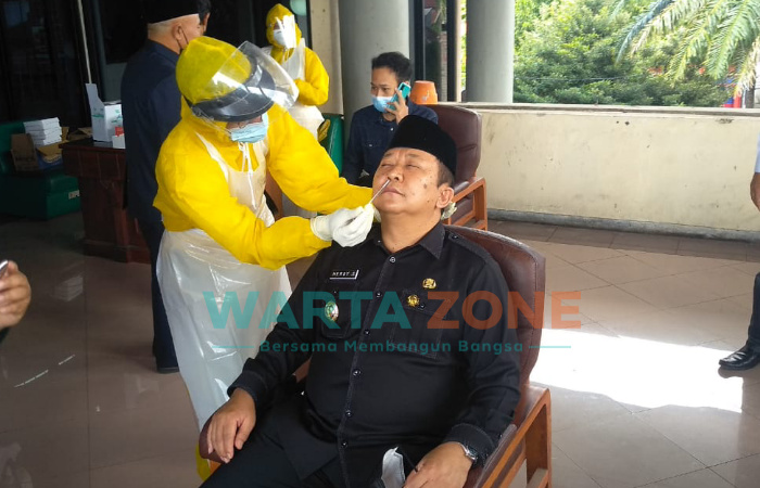 Caption: Bupati Jember, Hendy Siswanto, saat menjalani Tes Swab di Gedung DPRD Jember.