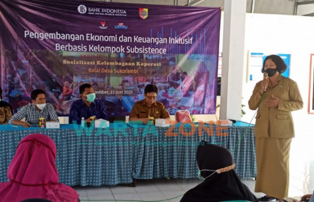Caption : Diskop UMKM Jember dan KPwBI, saat menggelar sosialisasi di Balai Desa Sukorambi.