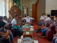 Foto: Bupati Sumenep Achmad Fauzi, saat menemui sejumlah pemuda kepulauan Giliraja, Kecamatan Giligenting, mempertanyakan nasib realisasi listrik PLTD (Pembangkit Listrik Tenaga Diesel) di pulau setempat.