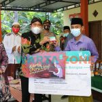 Foto: Bupati Sumenep, Achmad Fauzi, saat menyalurkan kartu guru ngaji secara simbolis, bertempat di Balai Desa Jaddung, Kecamatan Pragaan.