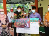 Foto: Bupati Sumenep, Achmad Fauzi, saat menyalurkan kartu guru ngaji secara simbolis, bertempat di Balai Desa Jaddung, Kecamatan Pragaan.