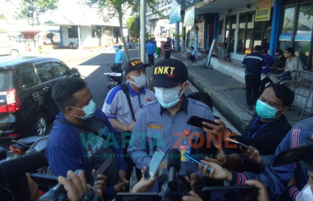Foto: Investigator KNKT, Bambang Irawan memberikan keterangan kepada sejumlah awak media.