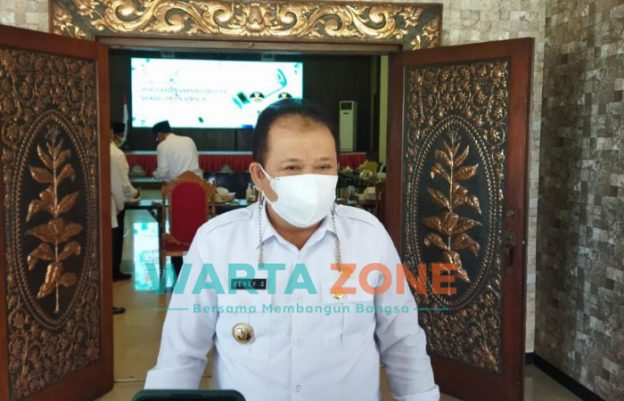 Caption : Bupati Jember, Hendy Siswanto, saat dikonfirmasi sejumlah wartawan usai rapat koordinasi (Rakor) percepatan Vaksinasi Covid-19 di Pendapa Wahyawibawagraha.
