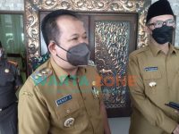 Caption: Bupati Jember, Hendy Siswanto didampingi Wabup Jember, Muhammad Balya Firjaun Barlaman (Gus Firjaun), di Pendapa Wahyawibawagraha.