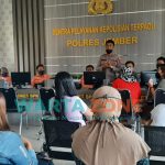 Caption: sejumlah ibu - ibu sedang menunggu di ruang SPKT Polres Jember, melaporkan dugaan penipuan arisan online.