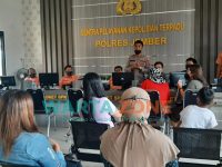 Caption: sejumlah ibu - ibu sedang menunggu di ruang SPKT Polres Jember, melaporkan dugaan penipuan arisan online.