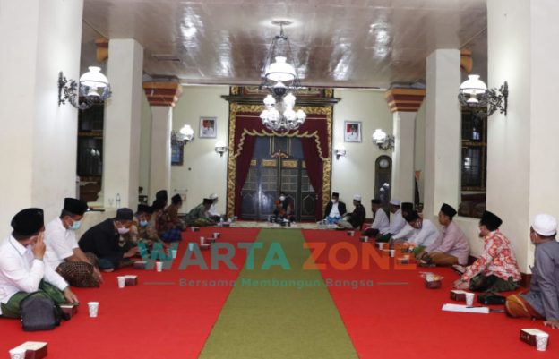 Foto: Silaturrahmi Pemerintah Kabupaten Sumenep bersama Pengurus Cabang Nahdlatul Ulama (PCNU), di Mandiyoso Pendopo Keraton, Kamis (1 Juli 2021), malam.