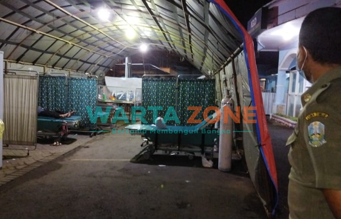 TERBENTANG: Tenda darurat yang berada di halaman depan RS Paru Jember (Foto: Nur Imatus Safitri)
