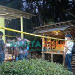 MELINTANG: Garis Polisi tampak dipasang di lokasi pembunuhan warga Desa Tegalrejo, Kecamatan Mayang (Foto: Nur Imatus Safitri)