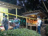 MELINTANG: Garis Polisi tampak dipasang di lokasi pembunuhan warga Desa Tegalrejo, Kecamatan Mayang (Foto: Nur Imatus Safitri)