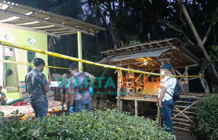 MELINTANG: Garis Polisi tampak dipasang di lokasi pembunuhan warga Desa Tegalrejo, Kecamatan Mayang (Foto: Nur Imatus Safitri)