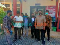 KOMPAK: Sejumlah warga Desa Larangan Perreng saat tiba di depan Aula Al-Qarya DPMD Sumenep (Foto: Abd Wakid)