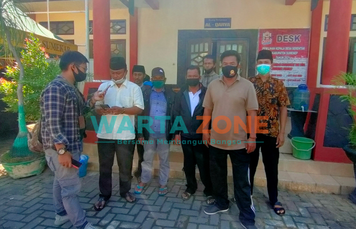 KOMPAK: Sejumlah warga Desa Larangan Perreng saat tiba di depan Aula Al-Qarya DPMD Sumenep (Foto: Abd Wakid)