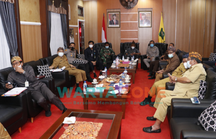 ; Pemerintah Kabupaten Sumenep, resmi menunda pelaksanaan pemilihan kepala desa (Pilkades) serentak, melalui rapat koordinasi di rumah dinas Bupati, Senin (5 Juli 2021).