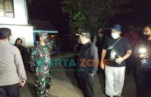 Caption : Bupati Jember, Hendy Siswanto dan Wabup MB Firjaun Barlaman, saat sidak di Eks Lokalisasi Besini, di Desa Puger Kulon, Kecamatan Puger, Minggu (4/7/2021), malam.