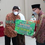 Foto: Bupati Sumenep, Achmad Fauzi, saat menyalurkan bantuan hibah untuk lembaga keagamaan secara simbolis, Selasa (6 Juli 2021).