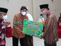 Foto: Bupati Sumenep, Achmad Fauzi, saat menyalurkan bantuan hibah untuk lembaga keagamaan secara simbolis, Selasa (6 Juli 2021).