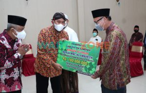 Bupati Sumenep Salurkan Bantuan Hibah untuk Ponpes dan Masjid, Tunaikan Visi-Misi