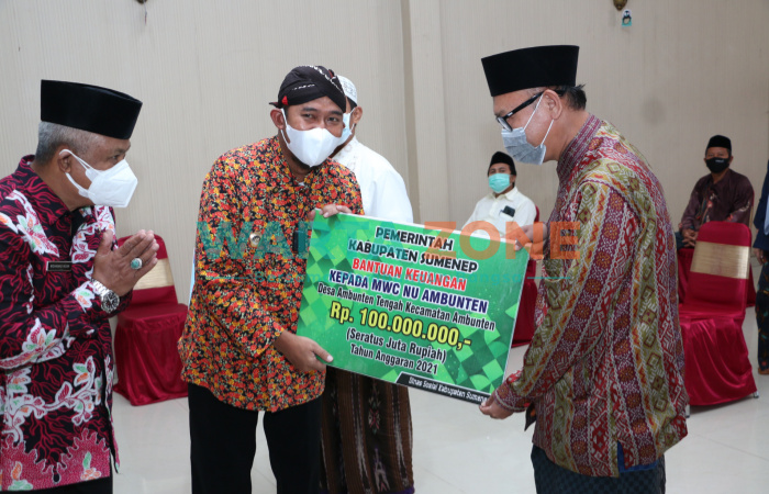 Foto: Bupati Sumenep, Achmad Fauzi, saat menyalurkan bantuan hibah untuk lembaga keagamaan secara simbolis, Selasa (6 Juli 2021).