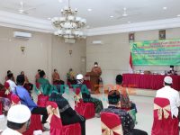 Foto: Bupati Sumenep, Achmad Fauzi, saat menyalurkan bantuan hibah untuk lembaga keagamaan secara simbolis, Selasa (6 Juli 2021).