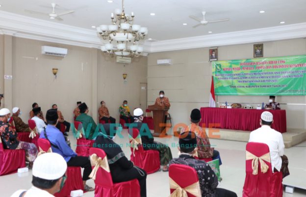 Foto: Bupati Sumenep, Achmad Fauzi, saat menyalurkan bantuan hibah untuk lembaga keagamaan secara simbolis, Selasa (6 Juli 2021).