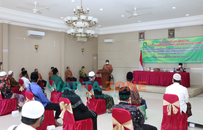Foto: Bupati Sumenep, Achmad Fauzi, saat menyalurkan bantuan hibah untuk lembaga keagamaan secara simbolis, Selasa (6 Juli 2021).