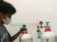 Foto: Don Ramadhan saat menunjukkan tabung gas oksigen di rumahnya.