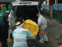 Foto: Jajaran kepolisian dan tim Covid-19, saat mengevakuasi kedua korban ke RSUD dr Moh. Anwar Sumenep.