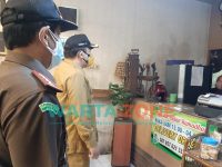 Foto: Bupati dan Jajaran Forkopimda saat Sidak dan memberikan sosialisasi PPKM Darurat kepada Pelaku Usaha di sekitar Kampus Jalan Jawa, Kecamatan Sumbersari, Selasa (6/7/2021) malam.