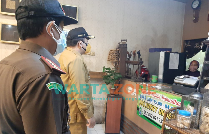 Foto: Bupati dan Jajaran Forkopimda saat Sidak dan memberikan sosialisasi PPKM Darurat kepada Pelaku Usaha di sekitar Kampus Jalan Jawa, Kecamatan Sumbersari, Selasa (6/7/2021) malam.