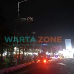 Caption: Ruas jalan utama menuju ke pusat kota alun-alun Jember gelap dan sepi, Rabu (7/7/2021) malam.