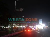Caption: Ruas jalan utama menuju ke pusat kota alun-alun Jember gelap dan sepi, Rabu (7/7/2021) malam.