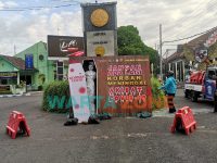 Foto: Covid Booth Corner, di simpang empat Adipura, Satlantas Polres Lumajang memasang media boneka dan peti jenazah, menggambarkan korban keganasan Covid-19.