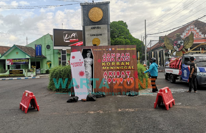Foto: Covid Booth Corner, di simpang empat Adipura, Satlantas Polres Lumajang memasang media boneka dan peti jenazah, menggambarkan korban keganasan Covid-19.