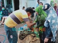 Caption: Mayat pria ini ditemukan mengapung di sungai Santer Kali Tanggul, Dusun Pondok Waluh, Desa Kencong, Kecamatan Kencong, Jember, kamis (8/7/2021).