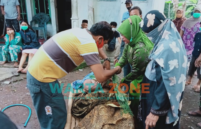 Caption: Mayat pria ini ditemukan mengapung di sungai Santer Kali Tanggul, Dusun Pondok Waluh, Desa Kencong, Kecamatan Kencong, Jember, kamis (8/7/2021).