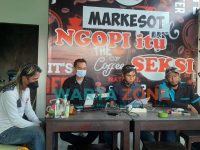 TERBUKA : DPC LPK-RI Kabupaten Jember, saat menyampaikan tentang pembukaan posko pengaduan konsumen (Foto: Nur Imatus Safitri)