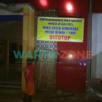 JELAS: Banner penutupan pasar hewan ternak melintang di lokasi sekitar pasar (Foto: Dok. WARTA ZONE)
