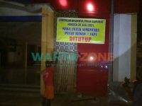 JELAS: Banner penutupan pasar hewan ternak melintang di lokasi sekitar pasar (Foto: Dok. WARTA ZONE)