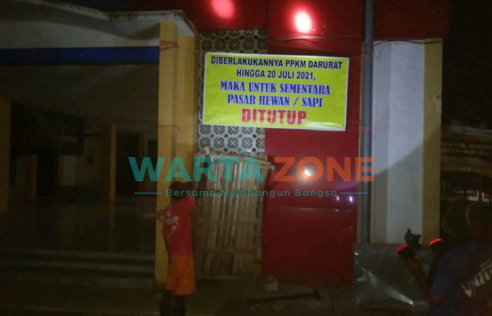 JELAS: Banner penutupan pasar hewan ternak melintang di lokasi sekitar pasar (Foto: Dok. WARTA ZONE)