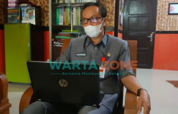 LUGAS: Wakil Sekretaris Satgas Percepatan Penanggulangan COVID-19 Sumenep, R. Abd Rahman Riadi, saat memberikan keterangan (Foto: Abd Wakid)