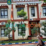 SANTAI: Pejalan kaki tampak memakai masker saat lewat di depan gedung Dinkes Sumenep (Foto: Abd Wakid)