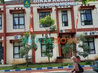 SANTAI: Pejalan kaki tampak memakai masker saat lewat di depan gedung Dinkes Sumenep (Foto: Abd Wakid)