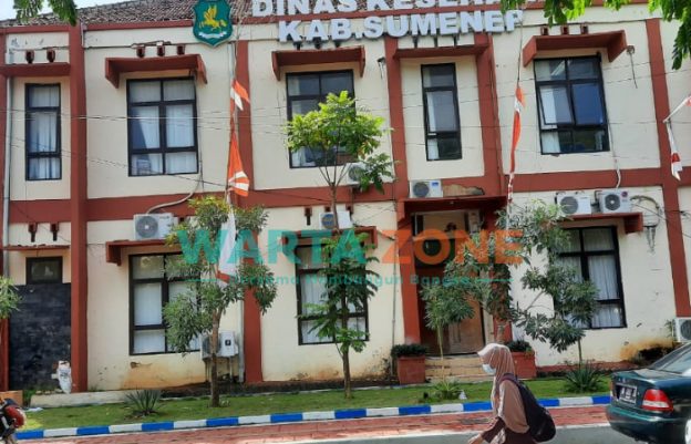 SANTAI: Pejalan kaki tampak memakai masker saat lewat di depan gedung Dinkes Sumenep (Foto: Abd Wakid)