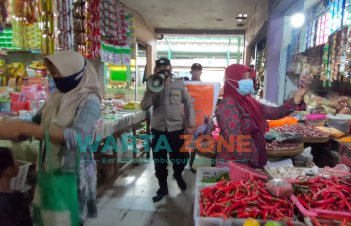 Caption: Tim Satgas Covid-19, dan Muspika Kecamatan kencong saat sidak di Pasar Baru Kencong Jember.