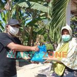 Caption: Musfiqul Khoir, Ketua Jaka Jatim Korda Pamekasan, saat Memberikan paket Sembako ke rumah Warga di Kecamatan Tlanakan, Kabupaten Pamekasan.