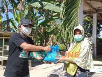 Caption: Musfiqul Khoir, Ketua Jaka Jatim Korda Pamekasan, saat Memberikan paket Sembako ke rumah Warga di Kecamatan Tlanakan, Kabupaten Pamekasan.