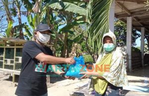 Caption: Musfiqul Khoir, Ketua Jaka Jatim Korda Pamekasan, saat Memberikan paket Sembako ke rumah Warga di Kecamatan Tlanakan, Kabupaten Pamekasan.