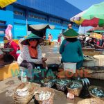 Caption: Sejumlah Pedangan ikan di TPI Kecamatan Puger, Jember, saat menunggu pembeli di masa PPKM Darurat.